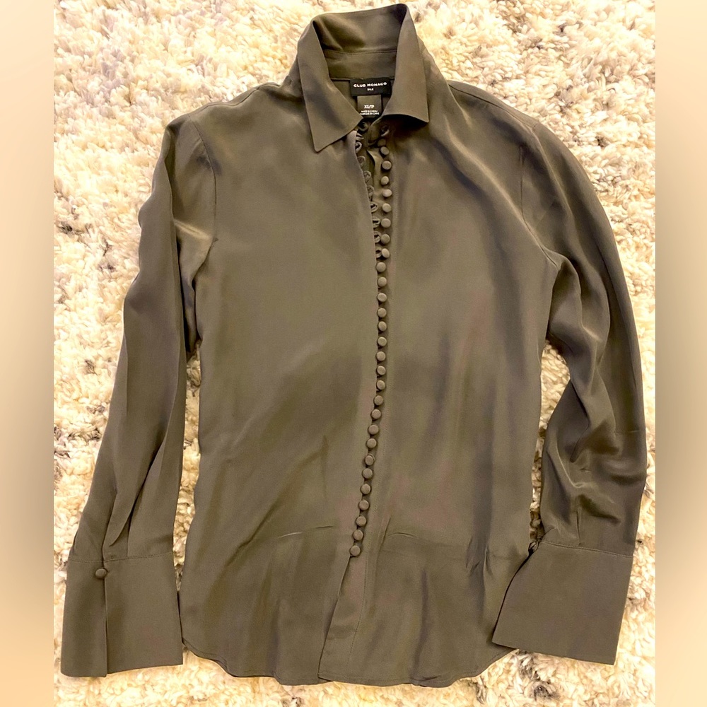 A very nice Club Monaco blouse, XS size. I wore it only once.